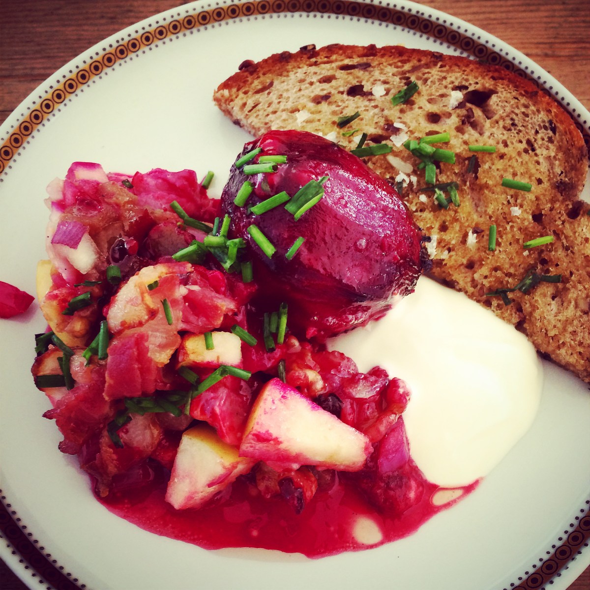 Bakte rødbeter med eplechutney, hvitskimmelost og bacon – Snikgjest ...